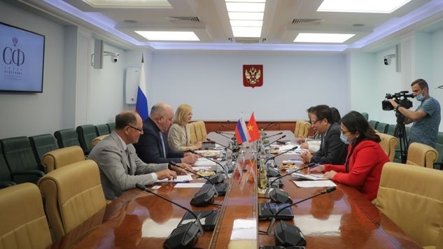 L'ambassadeur du Vietnam en Russie travaille avec des représentants de la Commission des Affaires extérieures du Conseil fédéral russe. Photo : Vera Mazhirina.