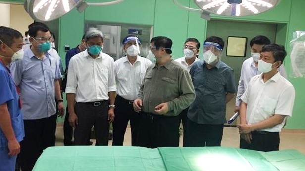 Le Premier ministre inspecte les établissements de traitement des patients de COVID-19 à Binh Duong. Photo : VNA.