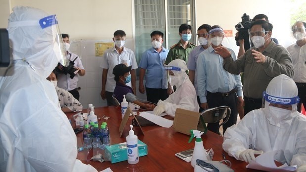 Le Premier ministre Pham Minh Chinh inspecte le travail de vaccination dans la commune de Thanh Phu, du district de Vinh Cuu. Photo : VNA.