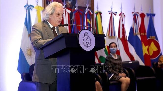 Le vice-ministre argentin des Affaires étrangères, Pablo Tettamanti, prend la parole. Photo: VNA
