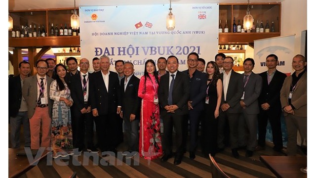 L'ambassadeur du Vietnam au Royaume-Uni, Nguyên Hoàng Long et les membres du nouveau conseil exécutif de la VBUK. Photo: VNA