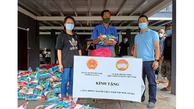  L'Ambassade du Vietnam en Malaisie offre plus de 100 cadeaux de soutien aux Vietnamiens résidant dans l'État de Perak. Photo : VNA.