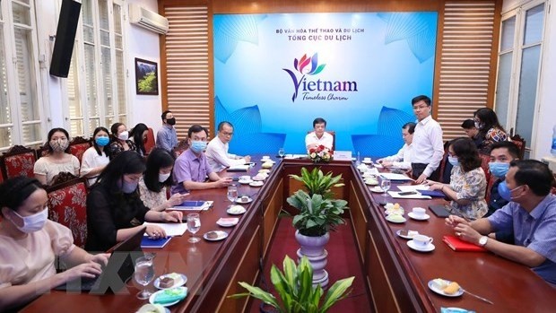 Lors de la réunion par visioconférence depuis l'Administration nationale du Tourisme du Vietnam. Photo : VNA