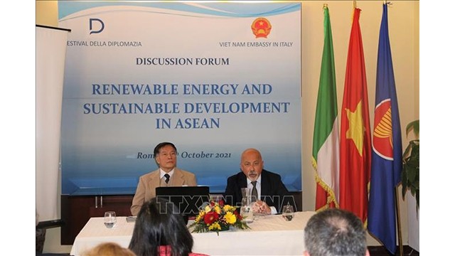 Le vice-président de l'Association Italie - ASEAN, Romeo Orlandi (à droite) et le conseiller du Commerce de l'Ambassade du Vietnam en Italie, Nguyên Duc Thanh (à gauche). Photo : VNA.