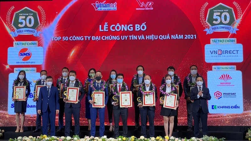 Cérémonie d’annonce de Top 50 des sociétés anonymes prestigieuses et efficaces en 2021, le 21 octobre à Hanoi. Photo : VNA.