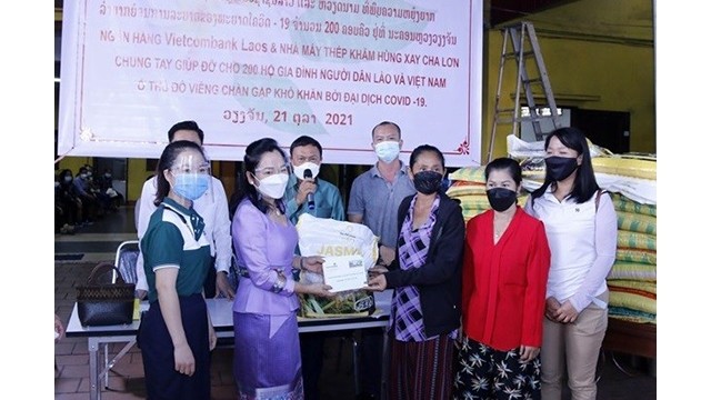 La cérémonie de remise des cadeaux aux Vietnamiens et Laotiens au Laos confrontés à des difficultés dues à la pandémie de Covid-19. Photo: VNA