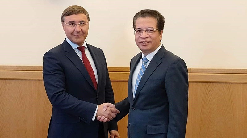 L’ambassadeur vietnamien en Russie, Dang Minh Khoi (à droite), et le ministre russe des Sciences et de l’Éducation supérieure, Falkov Valery Nhikolaievich. Photo : baoquocte.vn