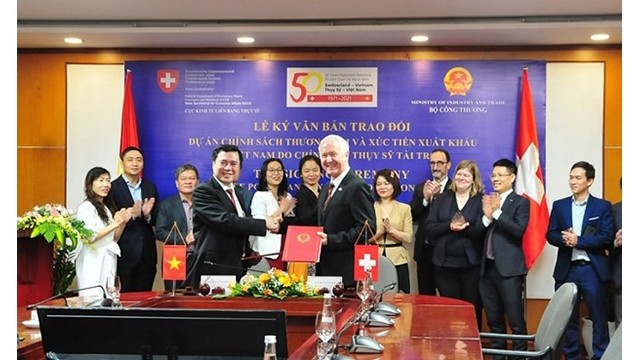Signature d'un document d’échange sur l’engagement et la réception d’aide publique au développement (APD) non remboursable, entre le ministère de l’Industrie et du Commerce et le SECO. Photo : congthuong.vn