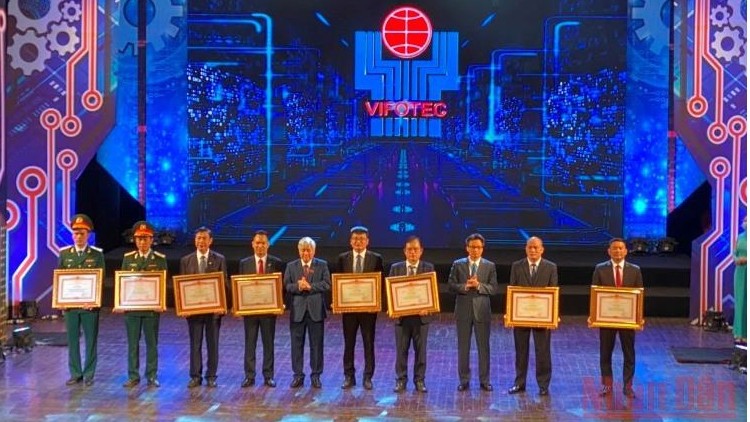 Cérémonie de remise des Prix de l’innovation scientifique et technologique du Vietnam 2020 (VIFOTEC). Photo : NDEL.