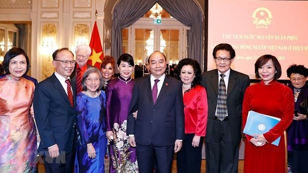 Le Président Nguyên Xuân Phuc pose avec les représentants d’associations, d’organisations d’amitié et de la communauté vietnamiennes en Suisse. Photo : VNA.