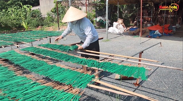 Fabrication des bâtonnets d’encens dans la commune de Quang Phu Câu