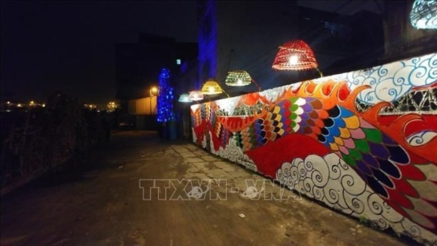 L'espace de rue d'art communautaire de Phuc Tân dans la nuit. Photo : VNA.