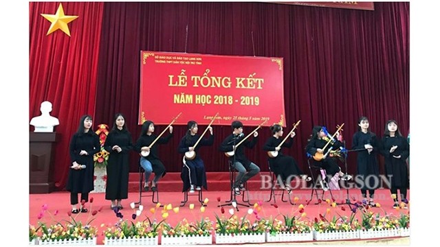 Les élèves du lycée des minorités ethniques de Lang Son chantent le "then" lors de la cérémonie de clôture de l'année scolaire 2018 - 2019. Photo : baolangson.vn