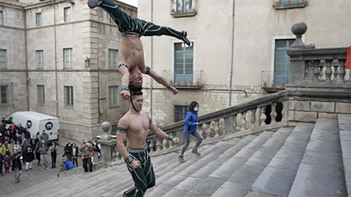 Les artistes de cirque vietnamiens Quôc Co et Quôc Nghiêp réalisent un nouveau record Guiness en escaladant 100 marches, tête contre tête, à  la cathédrale de Girona, en Espagne, le 23 décembre 2021. Photo : baoquocte.vn.