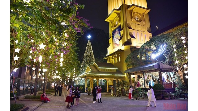 Le nombre de personnes venant à l'église paroissiale de Cua Bac pour célébrer la fête de Noël n'est pas trop important. Photo: NDEL