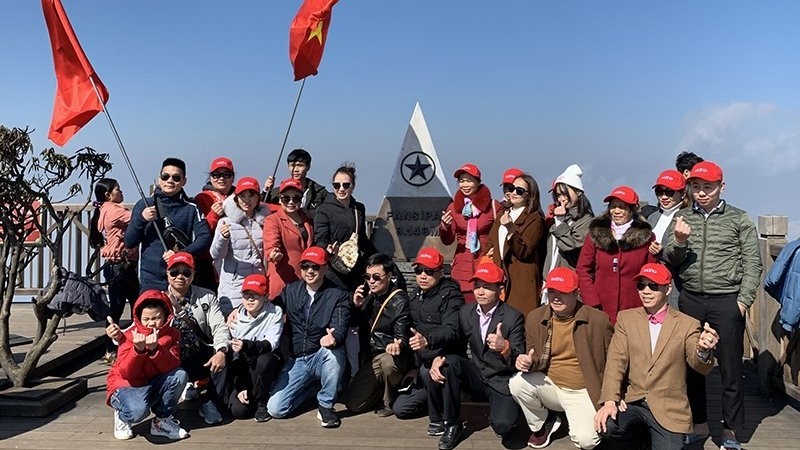 Un groupe des touristes au mont Fansipan qui, avec ses 3 143 m, est surnommé au sens propre comme au figuré le « Toit de l’Indochine ». Photo : truyenhinhdulich.vn