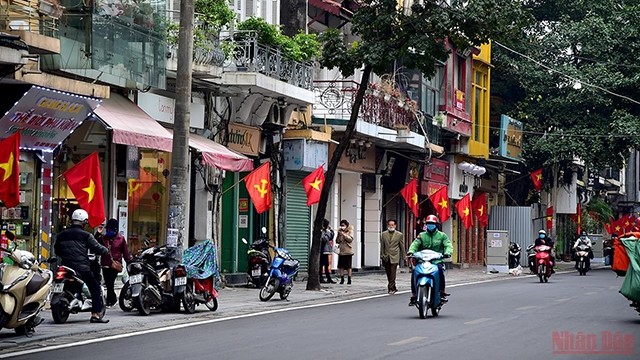 L’après-midi du 31 décembre 2021, les rues du centre-ville de Hanoi sont décorées de manière magnifique. Photo : NDEL