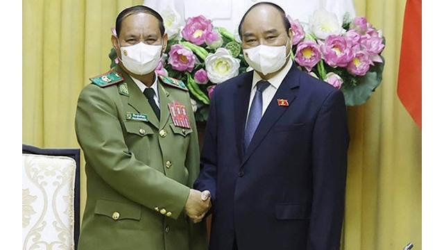 Le Président vietnamien, Nguyên Xuân Phuc (à droite), et le ministre laotien de la Sécurité publique, Vilay Lakhamhong (à gauche). Photo: VNA.