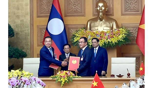 Signature de la coopération entre le groupe de l’électricité du Vietnam et du groupe Phongsubthavy du Lao. Photo : EVN.