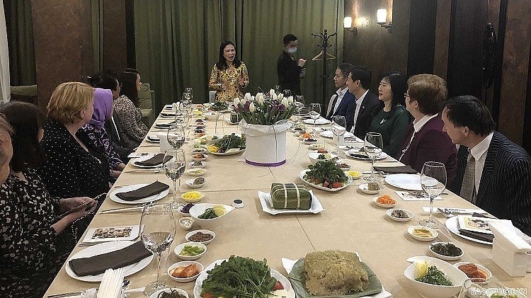Des invités lors de la journée de la gastronomie vietnamienne dans un restaurant au centre de Nur-Sultan, au Kazakhstan. Photo : thoidai.com.vn.