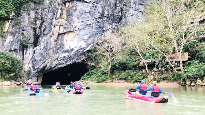 Les touristes font du kayak sur une rivière souterraine pour explorer la grotte de Phong Nha. Photo : VOV