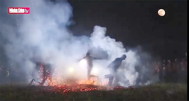 La fête du saut au-dessus du feu des Pà Thẻn à Hà Giang