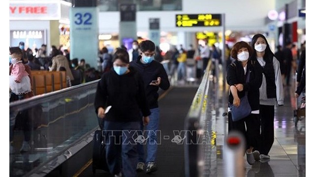Des passagers à l'aéroport international de Noi Bai. Photo : VNA.