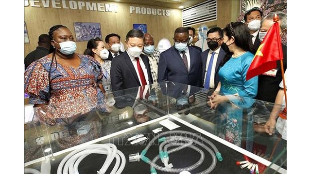 Le président de la Sierra Leone Julius Maada Bio et sa suite ont visité la Compagnie par actions des équipements médicaux United Healthcare implantée à SHTP. Photo : VNA