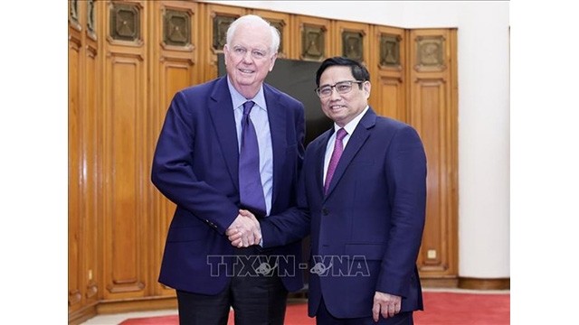 Le Premier ministre Pham Minh Chinh (à droite) et le directeur du Programme sur le Vietnam à l'Université Harvard. Thomas Vallely. Photo : VNA.