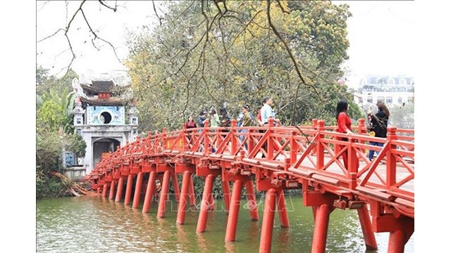 Le pont The Huc au lac de Hoan Kiem (Epée restituée), une destination préférée de touristes à Hanoï. Photo : VNA.