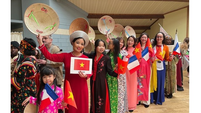 Les cadres du Centre culturel du Vietnam en France au Week-end de la Francophonie 2022. Photo : VNA.