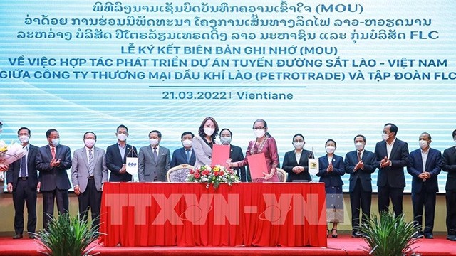 Lors de la cérémonie de signature du protocole d’accord pour la construction d’une ligne ferroviaire reliant Vientiane au port maritime de Vung Ang. Photo : VNA