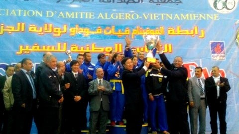 L'ambassadeur du Vietnam en Algérie, Vu Thê Hiêp (gauche), remet la coupe à l'équipe championne. Photo: VNA.