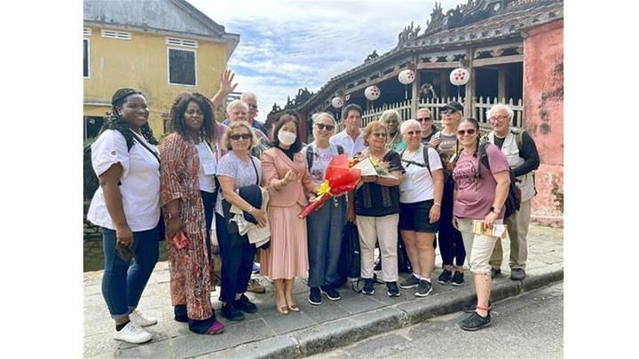 Des touristes américains à Hoi An. Photo : VNA.