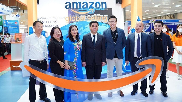 Le ministre vietnamien de l’Industrie et du Commerce, Nguyên Hông Diên (au centre), visite le stand d’Amazon à la Vietnam Expo 2022. Photo : nghenhinvietnam.vn