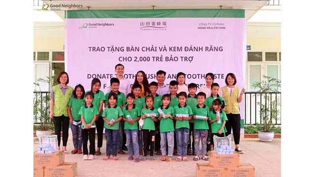 GNI fait don de brosses à dents et de dentifrice à 2 000 enfants à Tuyên Quang. Photo : GNI.