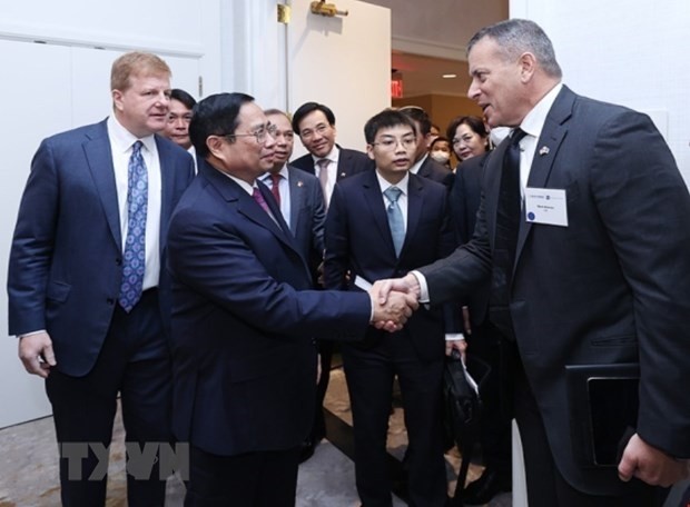 Le Premier ministre vietnamien, Pham Minh Chinh, avec des représentants des entreprises et investisseurs américains à Washington. Photo : VNA.