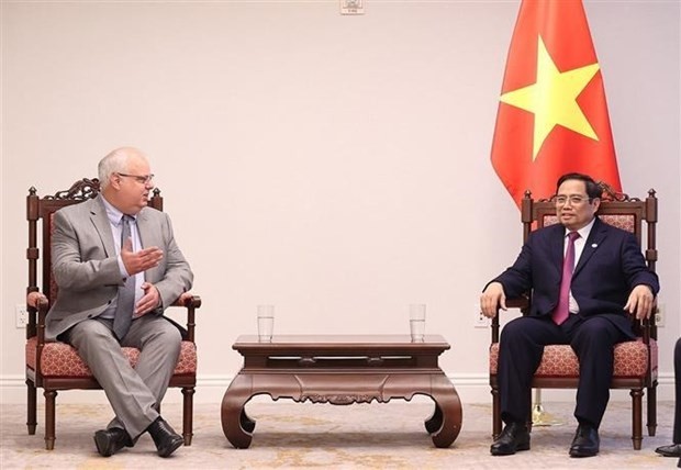 Le Premier ministre Pham Minh Chinh (à droite) et le PDG de Murphy Oil Corporation Roger Jenkinsn, à Washington, 13 mai. Photo : VNA