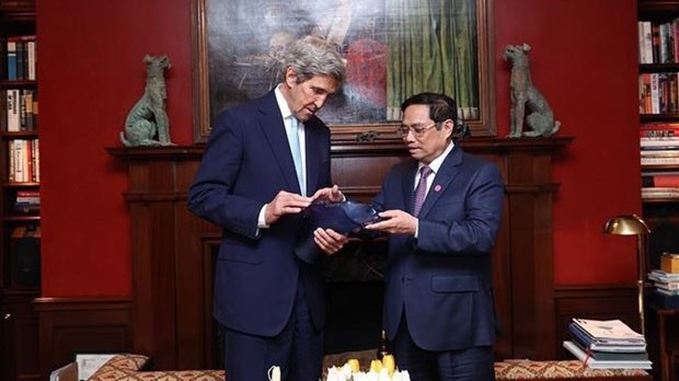 Le Premier ministre vietnamien, Pham Minh Chinh (à droite) et l'envoyé spécial du président américain pour le climat, John Kerry. Photo : VNA.