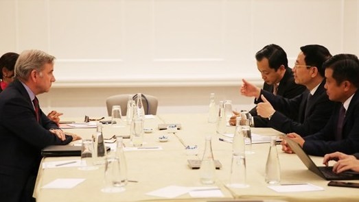 Le ministre vietnamien de l'Information et de la Communication, Nguyên Manh Hùng (à droite) rencontre à Washington, Alex Rogers, président des technologies et des affaires mondiales du groupe américain Qualcomm. Photo : vietnamnet.vn/VNA.