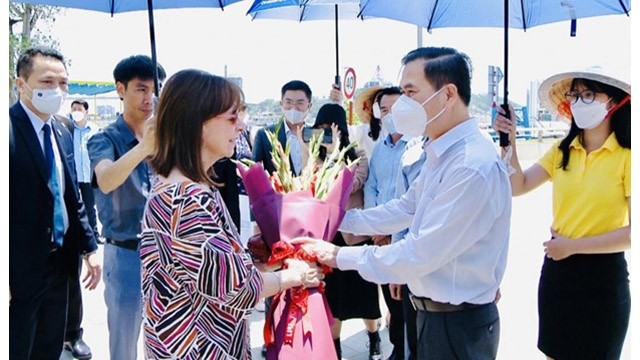La Présidente grecque visite la baie de Ha Long. Photo : VNA.