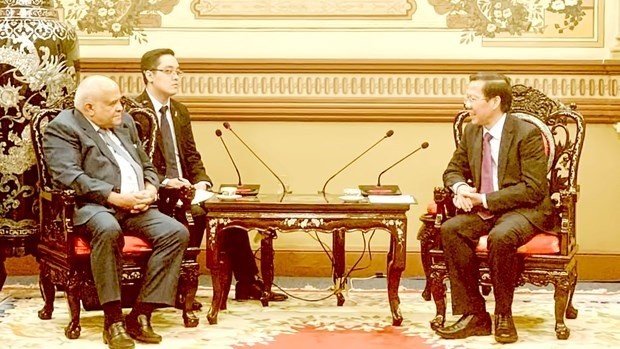 Phan Van Mai, président du Comité populaire de Hô Chi Minh-Ville (à droite)) et l'ambassadeur de Cuba au Vietnam, Orlando Nicolás Hernández Guillén. Photo : sggp.org.vn