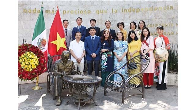 Des représentants des Vietnamiens au Mexique à côté de la statue de l'Oncle Hô. Photo : VNA.