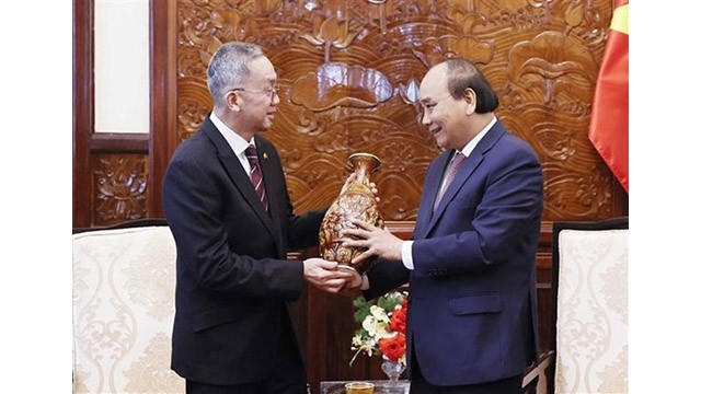 Le Président du Vietnam, Nguyên Xuân Phuc (à droite) offert un cadeau à l’ambassadeur sortant du Brunei, Pengiran Haji Sahari bin Pengiran Haji Salleh. Photo : VNA.