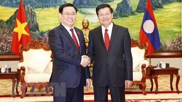 Le président de l'AN Vuong Dinh Hue (gauche) et le secrétaire général, président du Laos Thongloun Sisoulith.  Photo : VNA