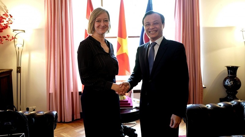 L'ambassadeur du Vietnam au Danemark, Luong Thanh Nghi (à droite), et la présidente de l’Association d’amitié Danemark-Vietnam, Trine Glue Doan. Photo: thoidai.com.vn