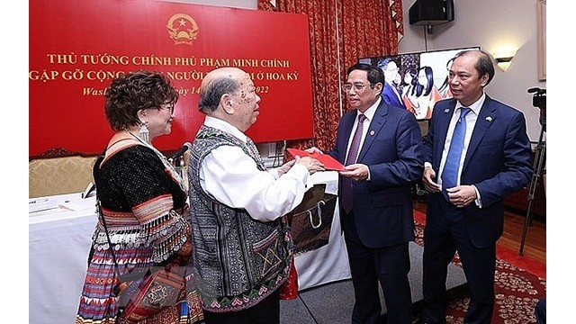 Le Premier ministre vietnamien, Pham Minh Chinh, et le professeur Yang Dao lors d'une rencontre avec la communauté vietnamienne aux États-Unis. Photo : VNA.