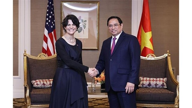 Le PM vietnamien, Pham Minh Chinh (à droite) et l’adjointe au maire de Los Angeles (à gauche). Photo : VNA.