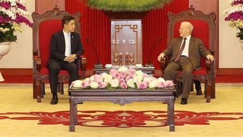 Le Secrétaire général du Parti, Nguyên Phu Trong (à droite) et le Président du Parlement de Singapour, Tan Chuan-Jin, à Hanoi, le 20 mai. Photo : VNA.