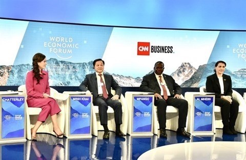 Le Vice-Premier ministre vietnamien, Lê Minh Khai (2e à gauche), à la session plénière sur le thème "Éviter une crise alimentaire mondiale", le 23 mai à Davos (en Suisse). Photo : VNA.